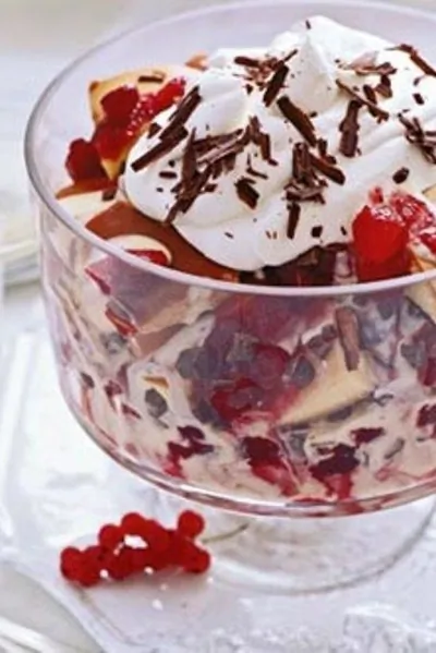 Рождественский ягодный трифл