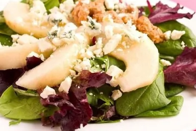 Салат из груш с горгонзолой и заправкой из грецких орехов