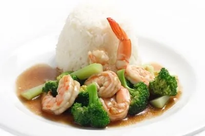 Креветки с брокколи в чесночном соусе чили