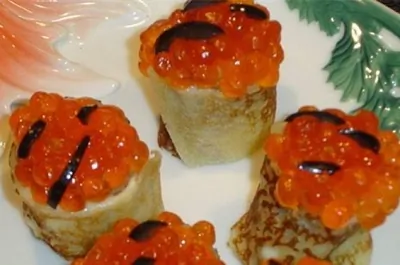 Блинные рулетики с творожным сыром и икрой