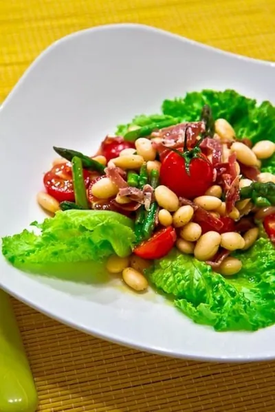 Салат с фасолью и хамоном