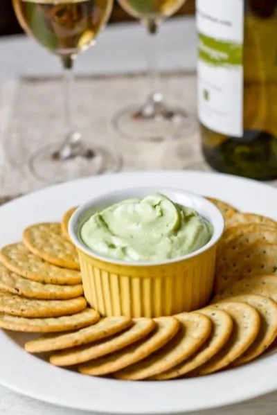 Дип из авокадо и голубого сыра