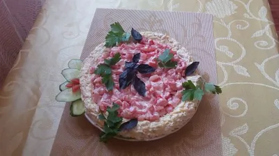 Салат с копченой курицей, сыром и яйцами
