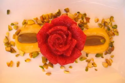 Клубничный сорбет с лимонным кремом и фисташковой пастой