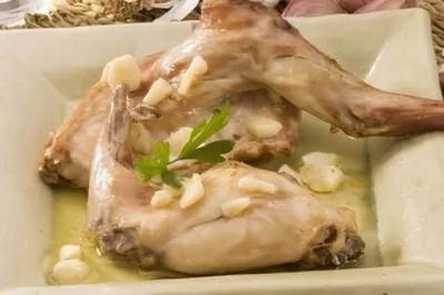 Кролик со сметаной и грибами