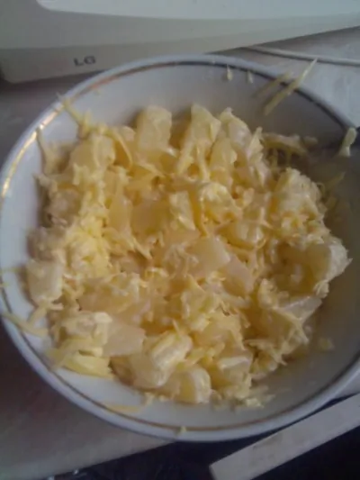 Салат с сыром и ананасами