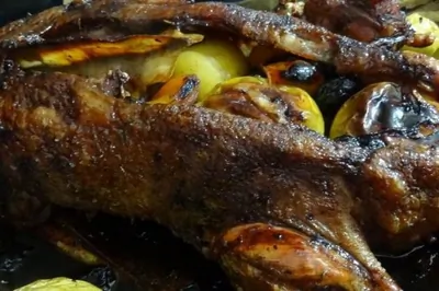 Гусь новогодний с яблоками и сухофруктами