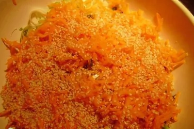 Фруктово-овощной салат, заправленный сливочным йогуртом