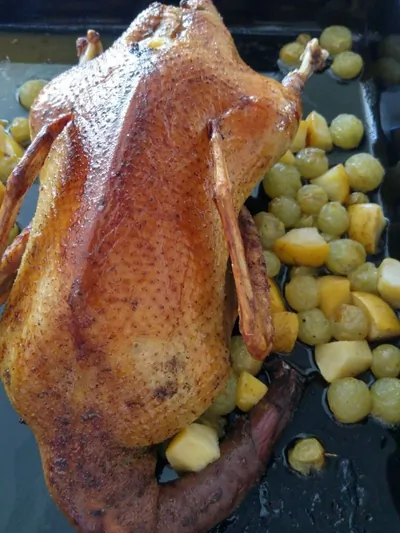 Утка с яблоками, виноградом и красным вином