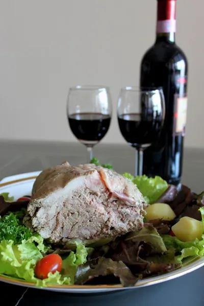 Галантин из курицы с ароматным бульоном