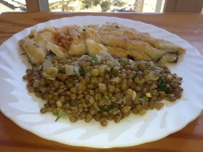 Обжаренная треска с чечевицей