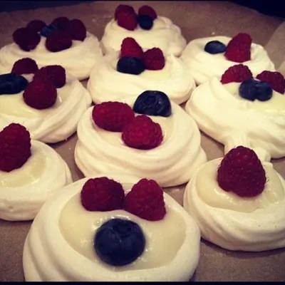 Безе с сырным кремом и ягодами