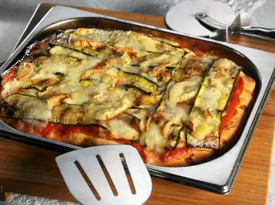 Пицца с сыром таледжо и цукини