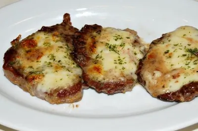 Нежная жаренная говядина с сыром