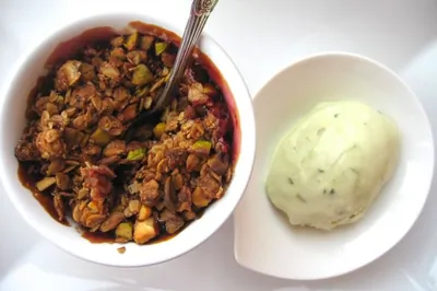 Крамбл с клубникой, сливой и фисташками