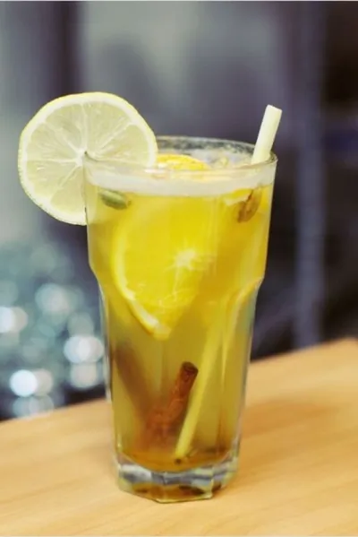 Согревающий пунш с имбирем и лимонным сорго