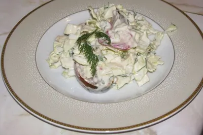 Салат с китайской капустой, редисом и сметаной