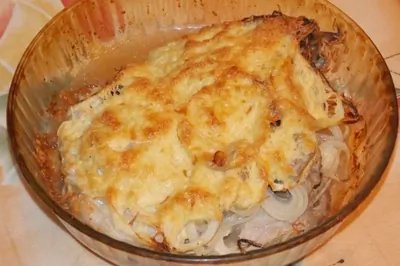 Свинина, запеченная с луком и сыром