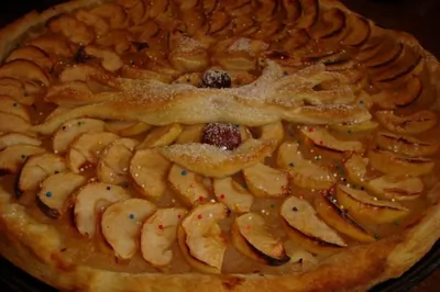 Пирог из слоеного теста с яблочным джемом