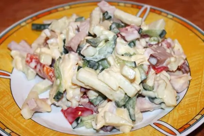 Салат с сыром, яблоком и ветчиной