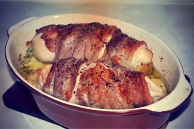Куриная грудка в беконе с ароматной сырной начинкой на картофельной подушке
