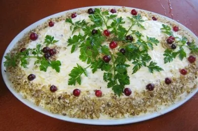 Слоеный салат с яйцами, орехами и яблоками