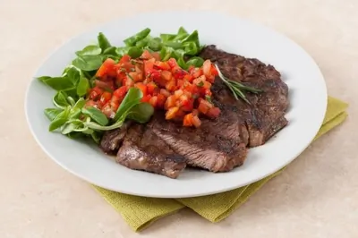 Стейк из австралийской мраморной говядины с чили сальсой