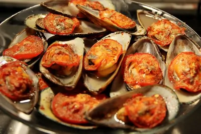 Запеченные мидии халапеньо с помидорами и чесноком