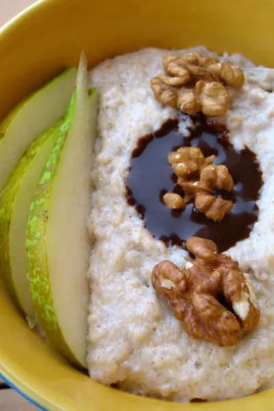 Овсяная каша с грушей, грецким орехом и острым шоколадным соусом
