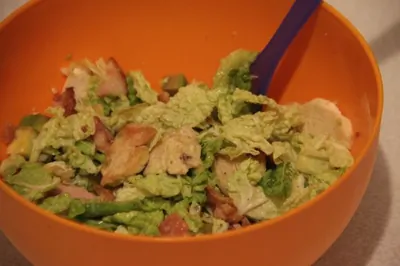 Салат с куриным филе и авокадо