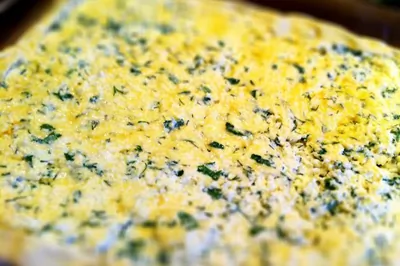 Сырный пирог из слоеного теста