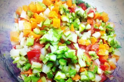 Вегетарианский кабачок, фаршированный сезонными овощами и пармезаном