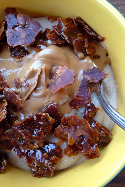 Манная каша с пряничной пастой и миндальными хлопьями