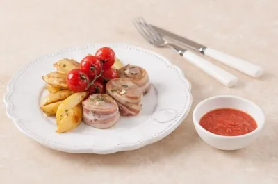 Турнедо из свинины с запеченным картофелем и томлеными в прованских травах томатами черри