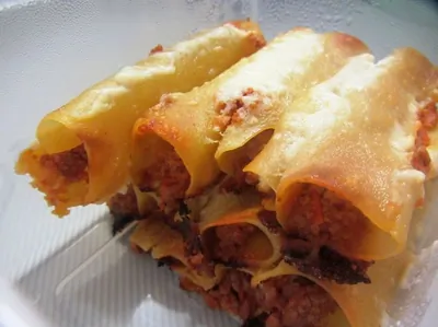 Каннеллони болоньезе под сырным одеялом