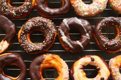 Пончики в темном и белом шоколаде