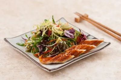 Микс салат с водорослями чука и жареным угрем унаги