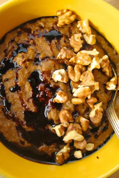 Овсяная каша с патокой, имбирем и грецким орехом