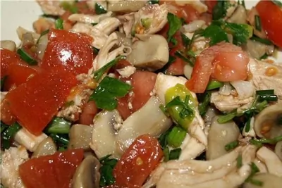 Куриный салат с сырыми шампиньонами и маринованной капустой