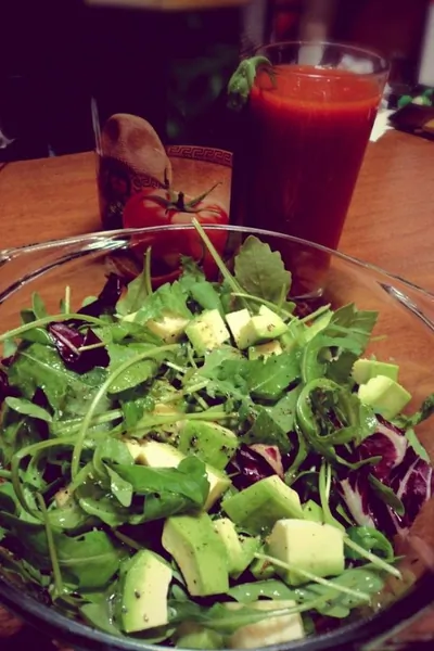 Салат из рукколы и авокадо