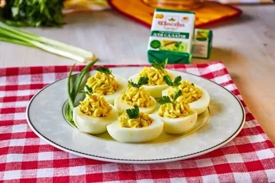 Фаршированные сырным салатом яйца