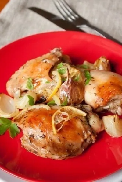 Запеченная курица с лимонами и белым вином