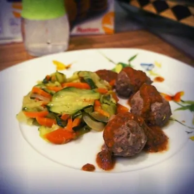 Цукини с фрикадельками и ароматным соусом