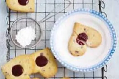 Песочные валентинки с вишней