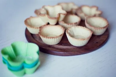 Корзиночки с белым шоколадом и клубникой