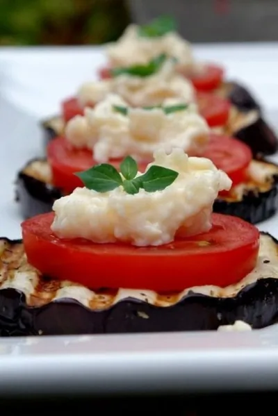 Баклажаны с помидорами под сыром