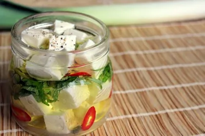 Маринованный сыр с лимонной цедрой
