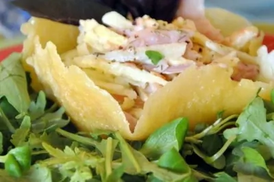 Итальянский салат с копченой курицей в сырной корзинке