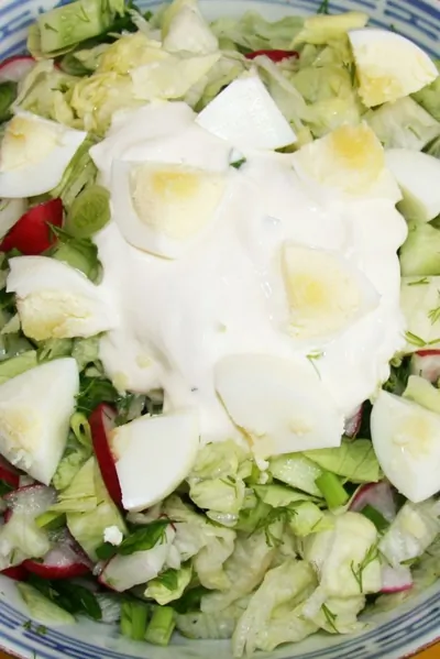 Весенний салат с редисом, огурцами и яйцами