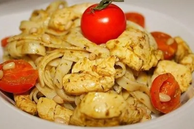 Паста с курицей, соусом песто и кедровыми орешками
